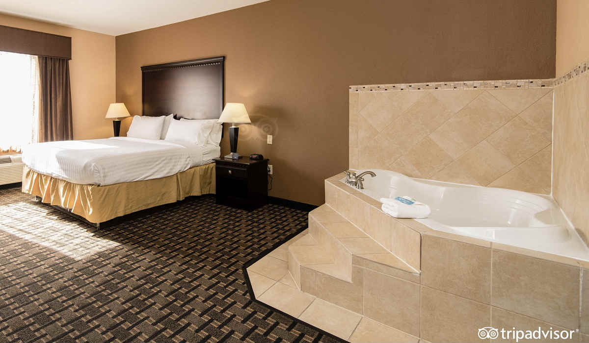 Comfort Suites Dallas King Suite Hot Tub 