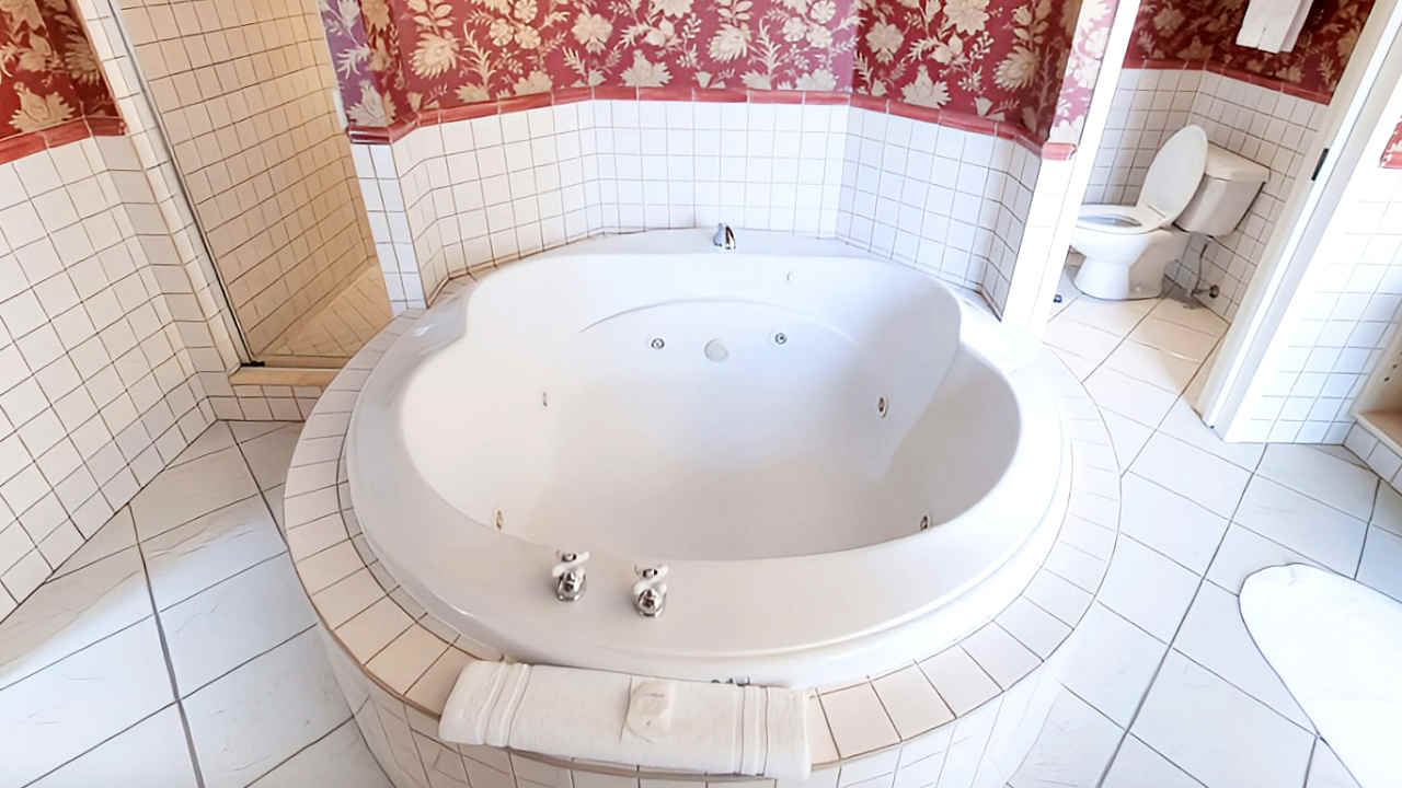 Ontario Hot Tub Suites - Hotel Rooms With Private Whirlpool Tubs