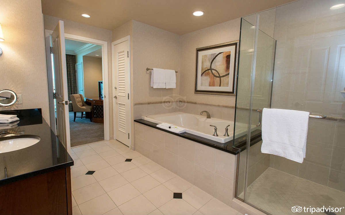Two Hotel Lobbies And A Bathroom In Las Vegas - Roni The Travel Guru