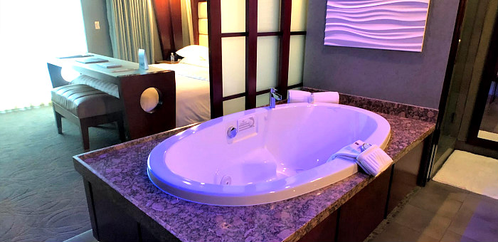 what hotels have jacuzzi